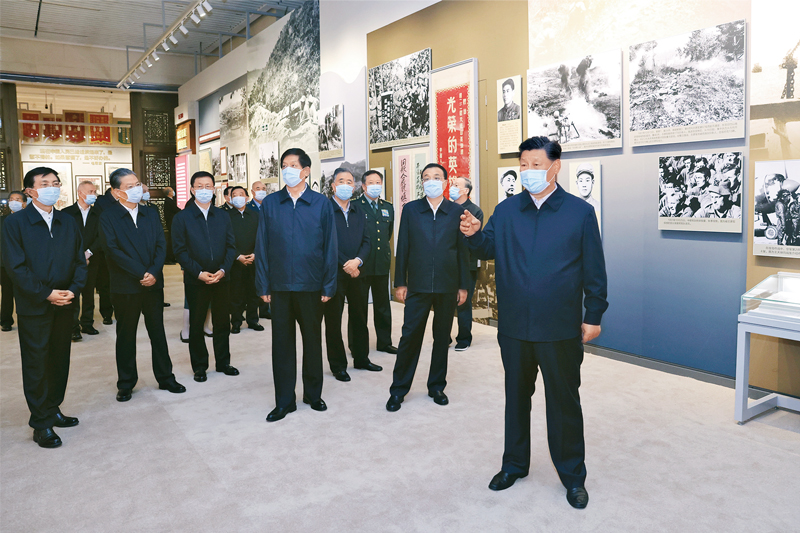 2020年10月19日，黨和國家領(lǐng)導(dǎo)人習(xí)近平、李克強(qiáng)、栗戰(zhàn)書、汪洋、王滬寧、趙樂際、韓正、王岐山等在中國人民革命軍事博物館參觀“銘記偉大勝利　捍衛(wèi)和平正義——紀(jì)念中國人民志愿軍抗美援朝出國作戰(zhàn)70周年主題展覽”。新華社記者 鞠鵬/攝